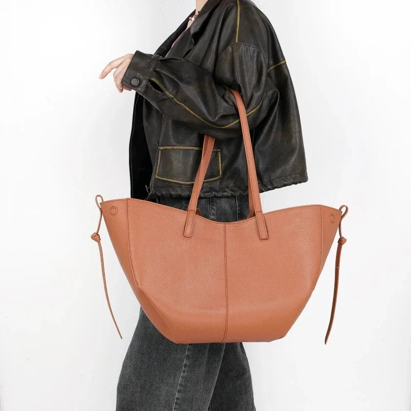 Sac féminin pour les cours porté à la main