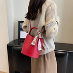 Sac féminin rouge façon seau au style raffiné