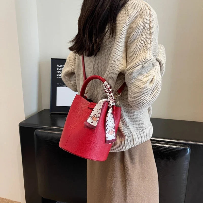 Sac féminin rouge façon seau au style raffiné