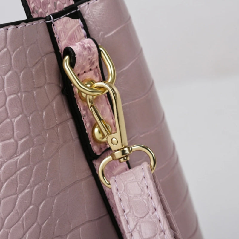 Sac femme à main accompagné de son portefeuille assorti