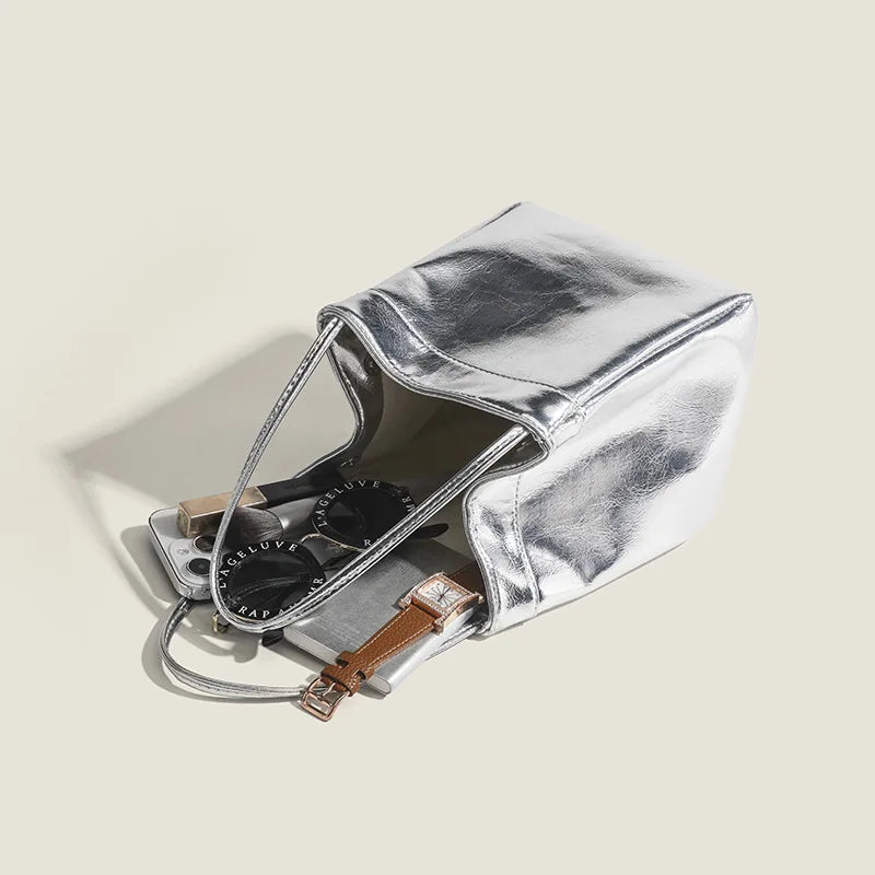 Sac femme au format seau argenté