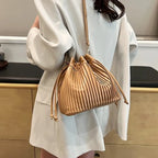 Sac femme bleu, souple et format bourse