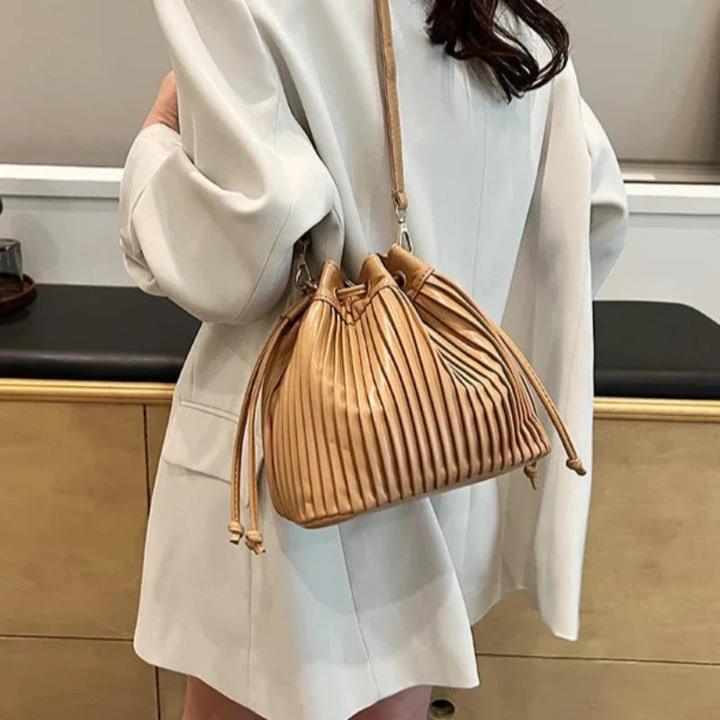 Sac femme bleu, souple et format bourse