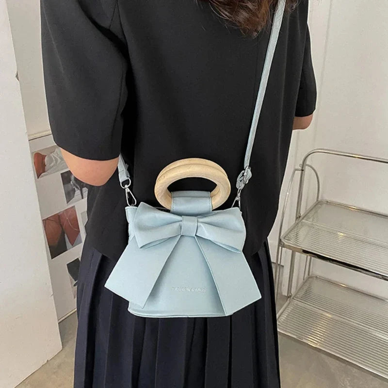 Sac femme chic au format bourse avec nœud papillon