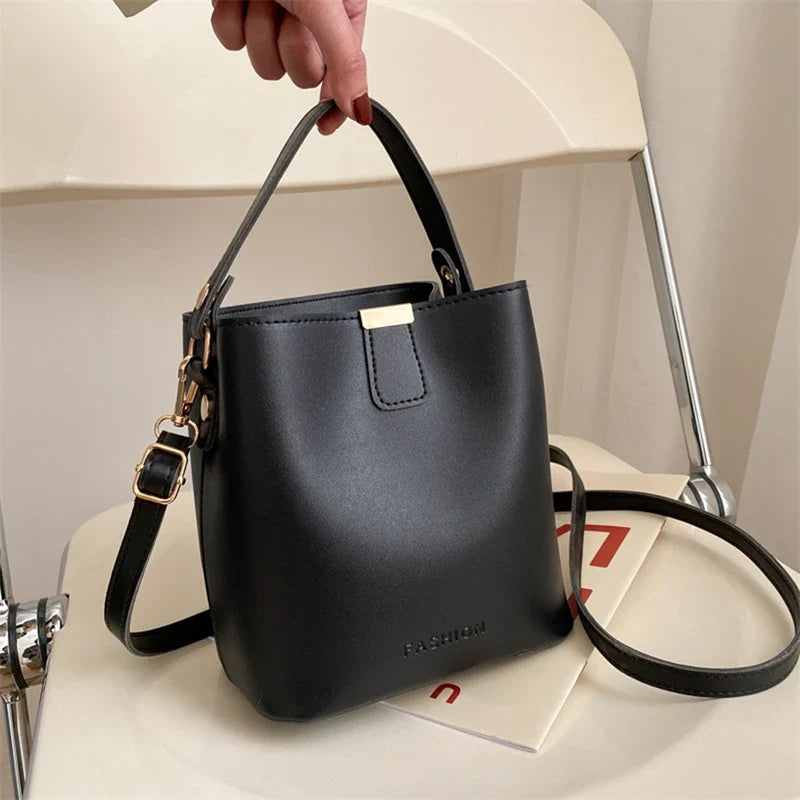 Sac femme chic au format seau avec bandoulière