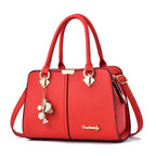Sac femme décoré d'une breloque à main