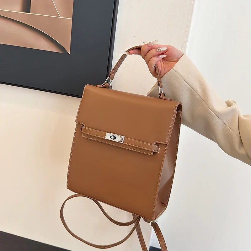 Sac femme élégant de forme carrée porté main ou dos
