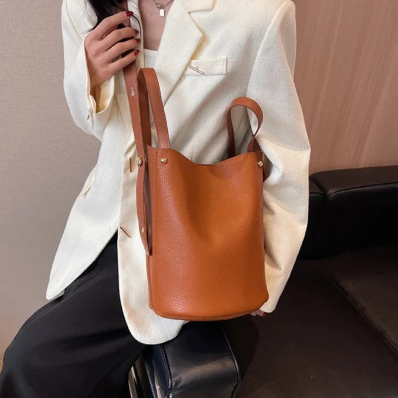 Sac femme format seau marron au style luxueux