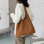 Sac femme moderne porté à l’épaule