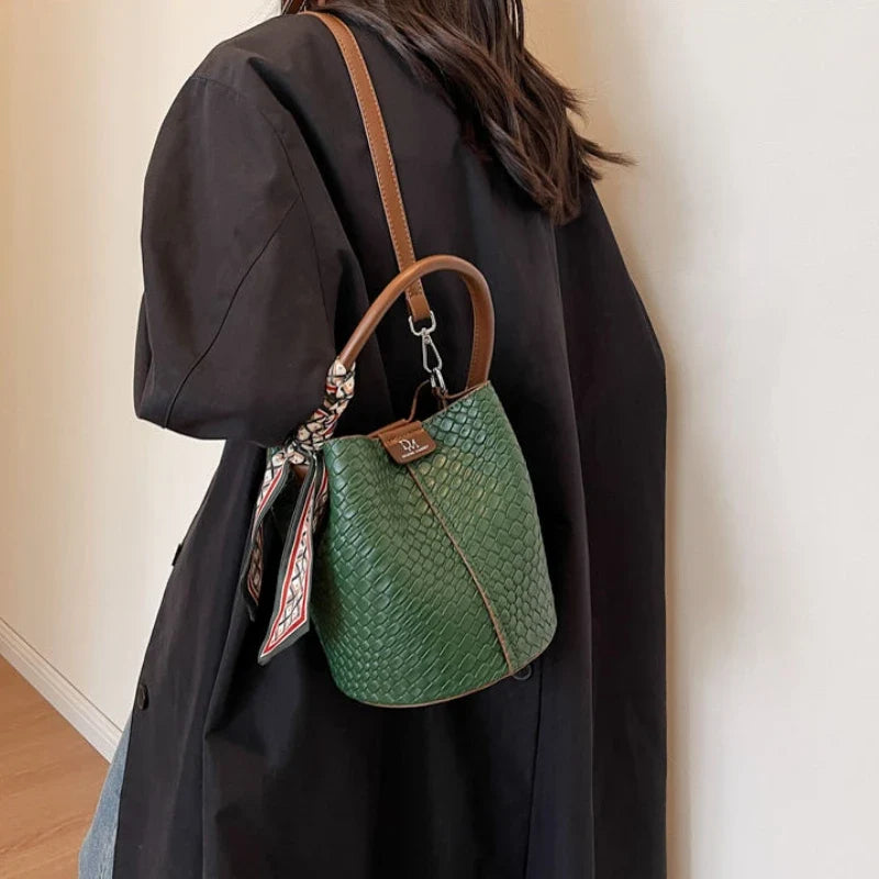 Sac femme original format seau à effet écaillé