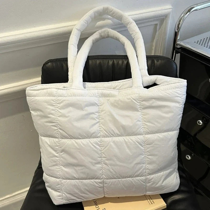 Sac femme porté à la main et matelassé