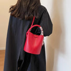 Sac femme rouge au format seau raffiné