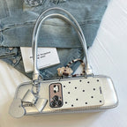 Sac format baguette en simili décoré d'un pendentif