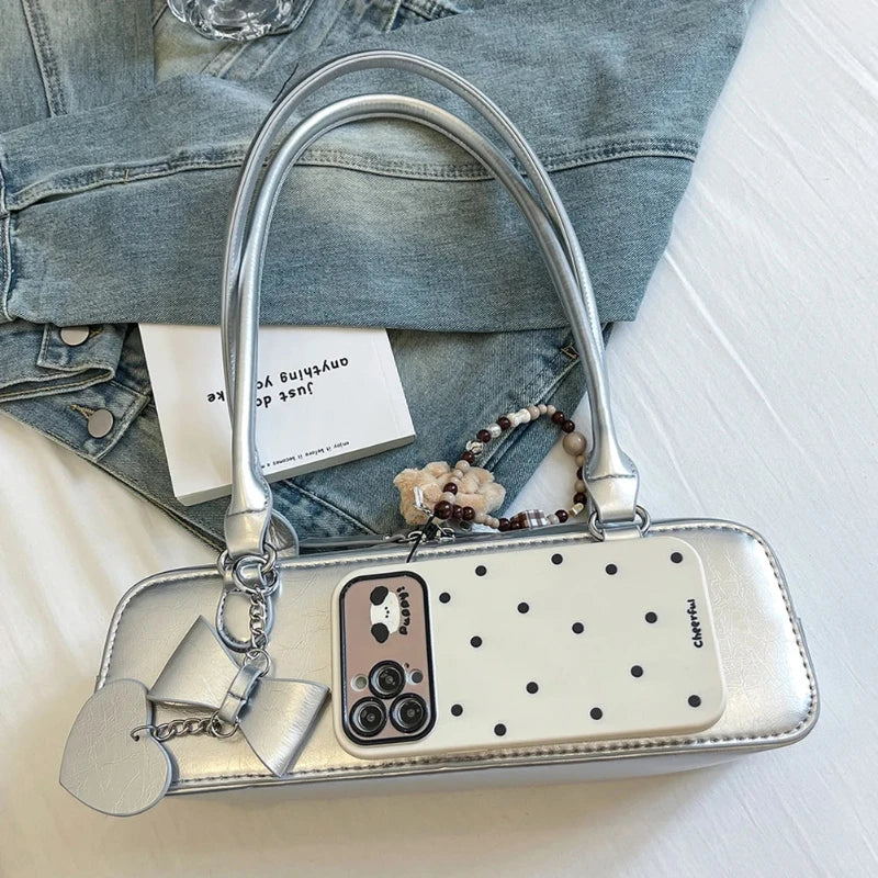 Sac format baguette en simili décoré d'un pendentif