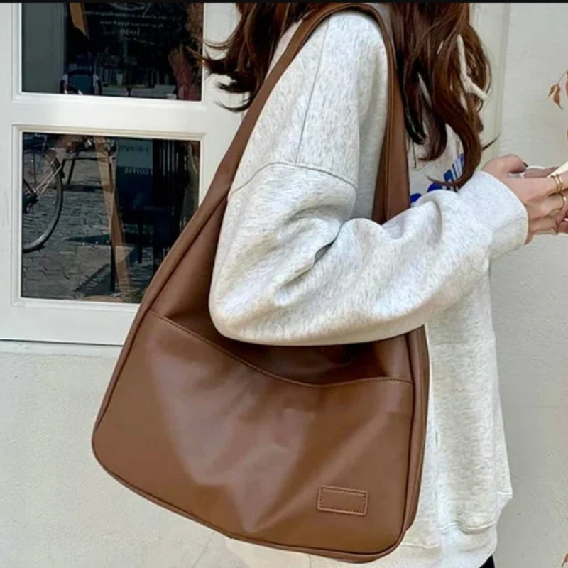 Sac fourre-tout féminin porté à la main