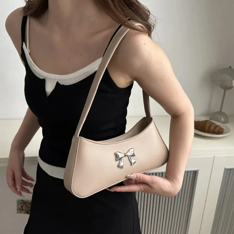 Sac glamour au format baguette décoré d’un nœud