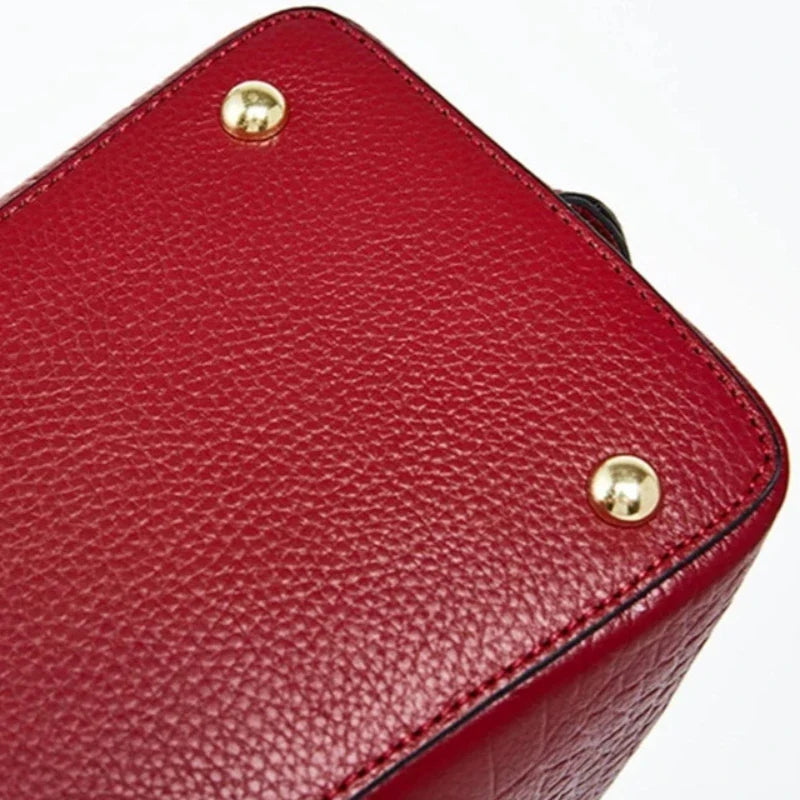 Sac glamour en cuir imitation croco porté bandoulière