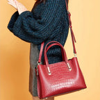 Sac glamour porté en bandoulière, cuir effet croco