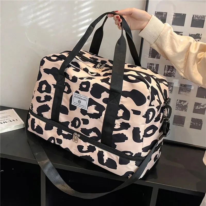 Sac léopard à main destiné au voyage