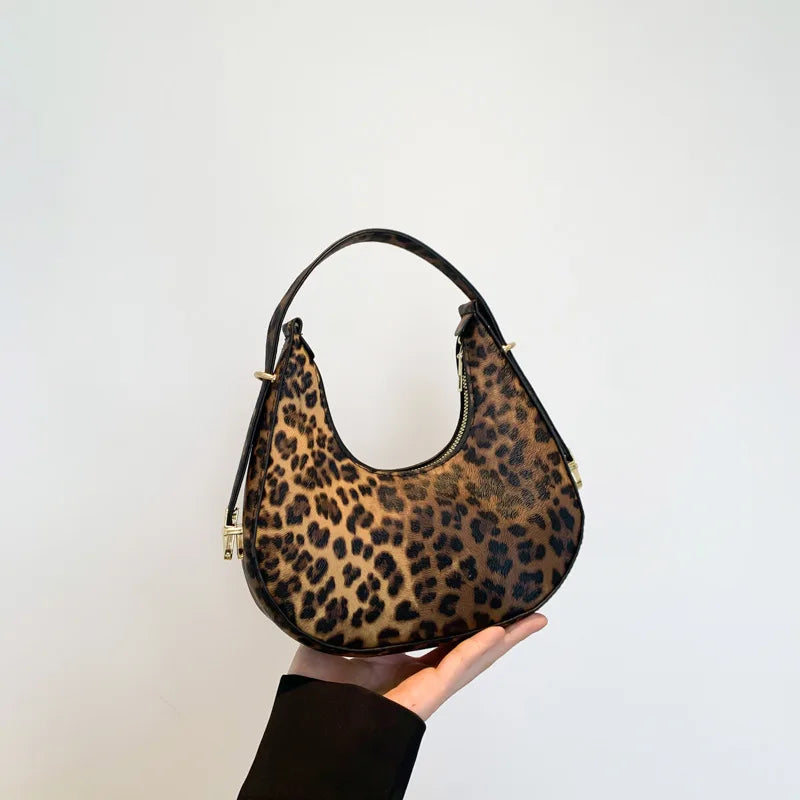 Sac léopard en forme de baguette