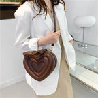 Sac marron à effet matelassé et motif cœur
