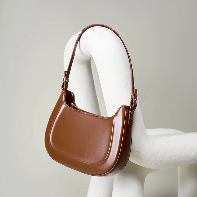 Sac marron au design sobre et forme baguette