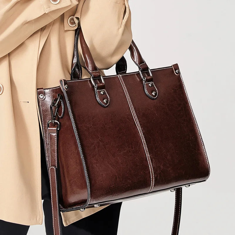 Sac marron en cuir à main