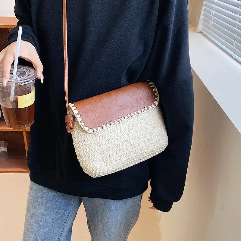 Sac marron et beige en paille muni d'une bandoulière