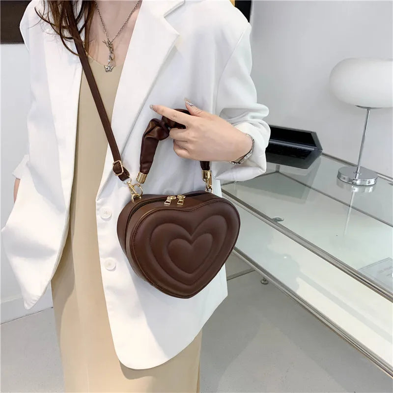 Sac marron matelassé à motif cœur
