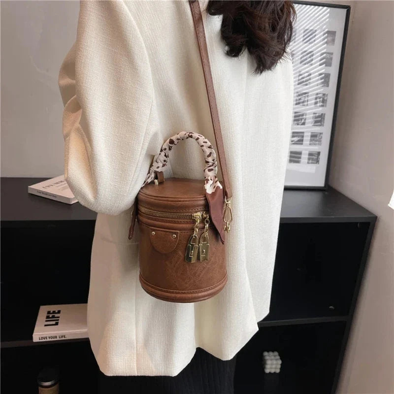 Sac marron pour femme au format seau vintage