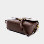 Sac marron pour femme en cuir muni d'une bandoulière