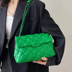 Sac matelassé à chaîne porté à la main