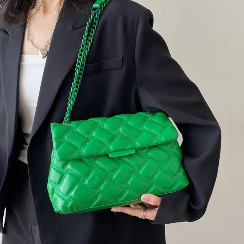 Sac matelassé à chaîne porté à la main