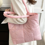 Sac matelassé féminin porté à la main