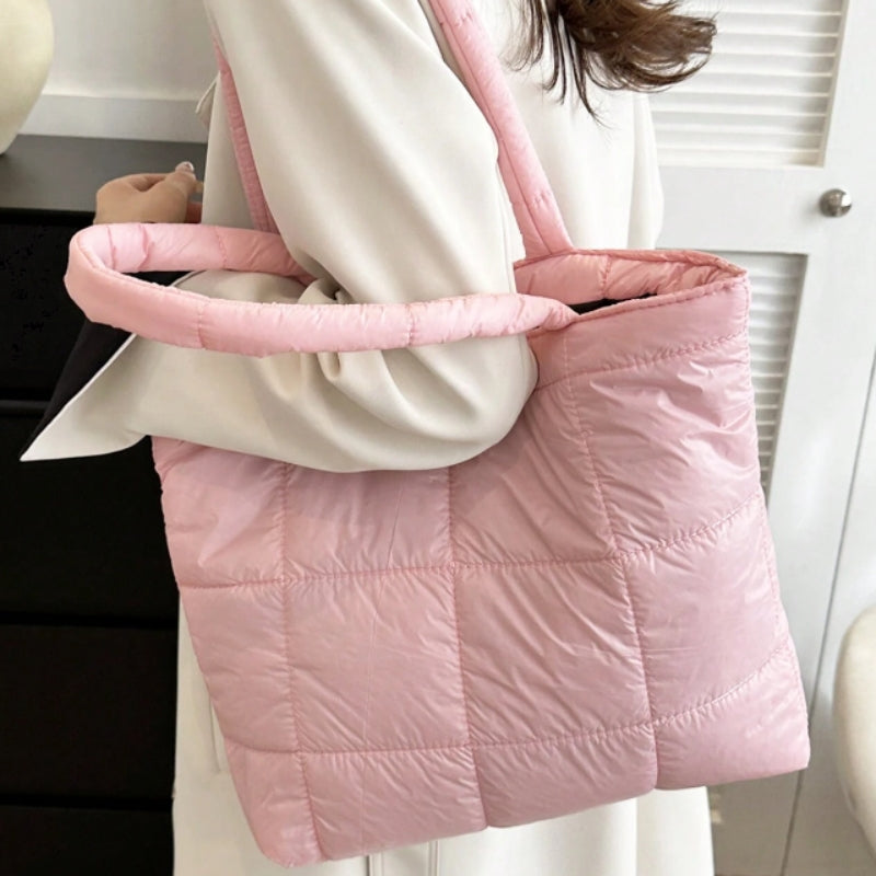 Sac matelassé féminin porté à la main