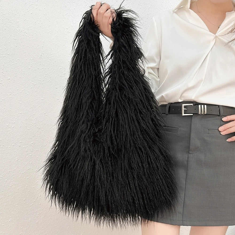Sac moelleux à main en fausse fourrure