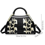 Sac motif serpent porté à la main