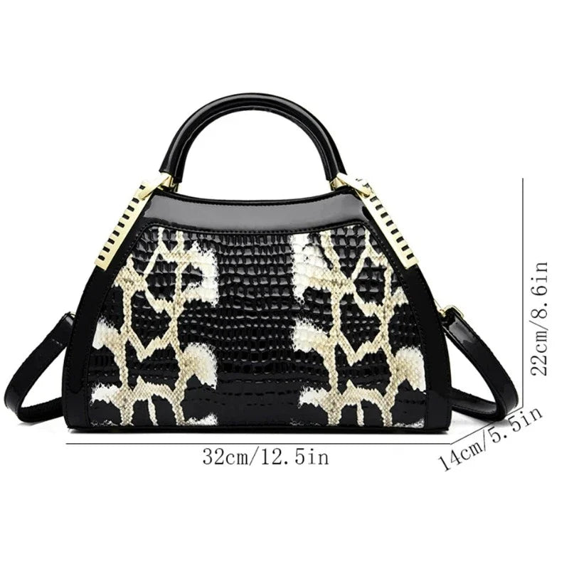 Sac motif serpent porté à la main