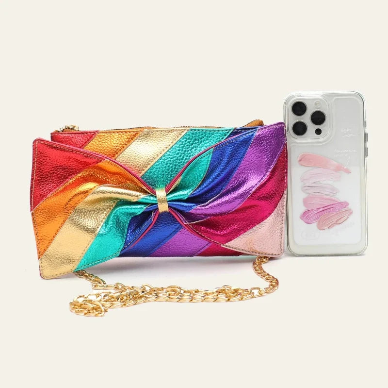 Sac multicolore agrémenté d’un nœud de papillon