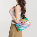 Sac multicolore et brillant porté à la main