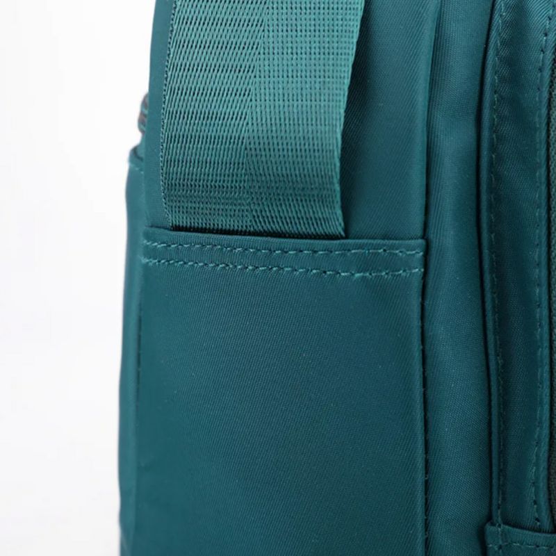 Sac multipoches pour femme porté à l’épaule