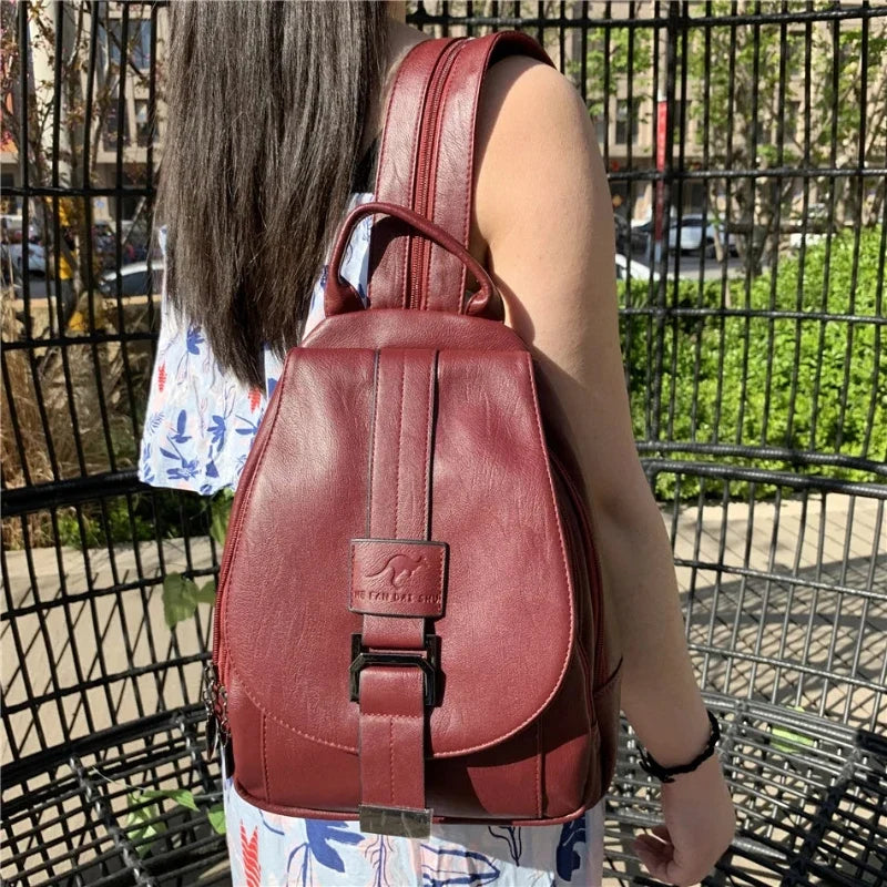 Sac multipoches rouge en simili pour femme à main et dos