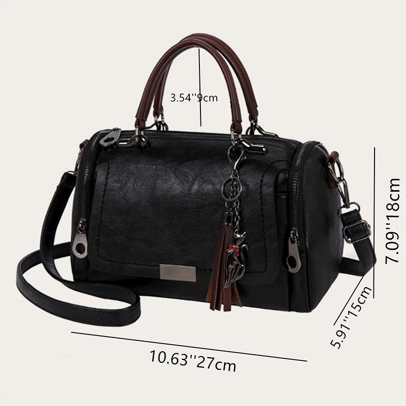 Sac noir à main raffiné d’inspiration vintage