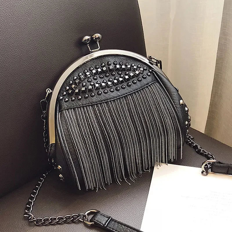 Sac noir agrémenté d'une frange