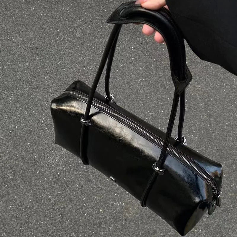 Sac noir de forme baguette au look raffiné
