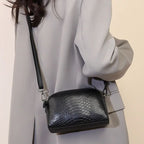 Sac noir effet croco à main au style tendance