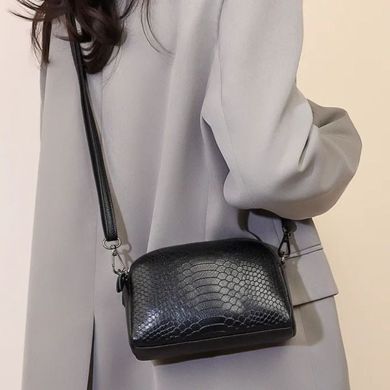 Sac noir effet croco à main au style tendance