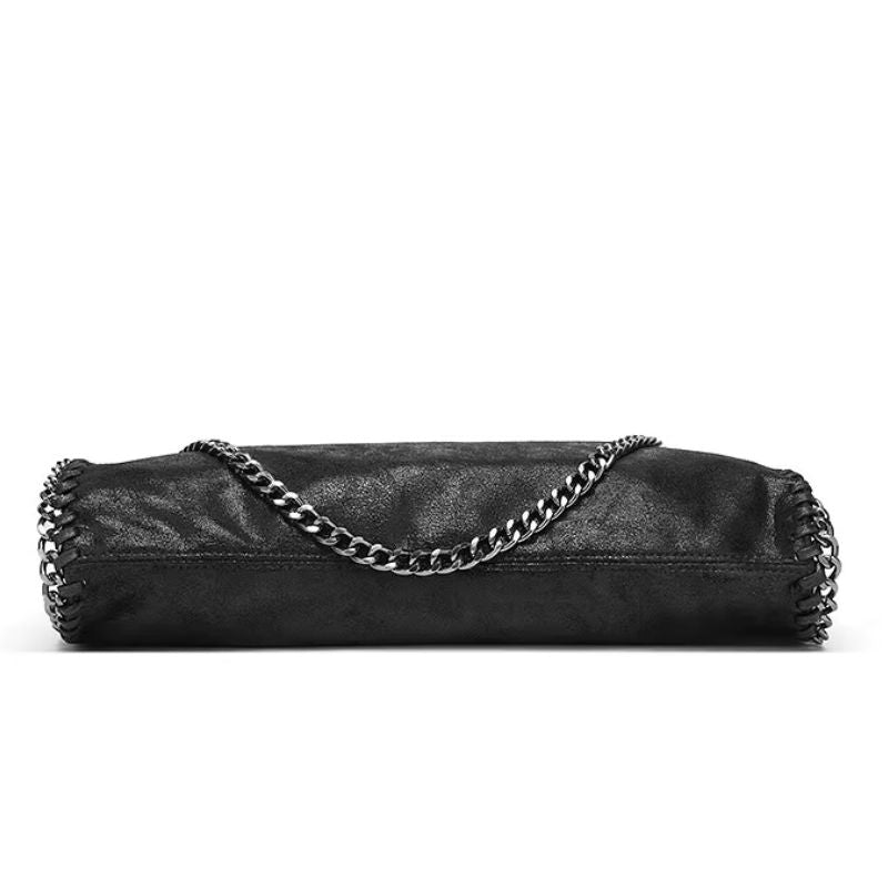 Sac noir et souple porté en bandoulière pour femme