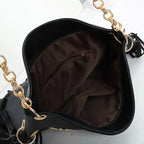 Sac noir façon besace à frange et motif original