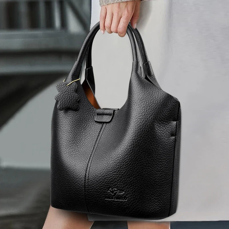 Sac noir luxueux porté main et en bandoulière